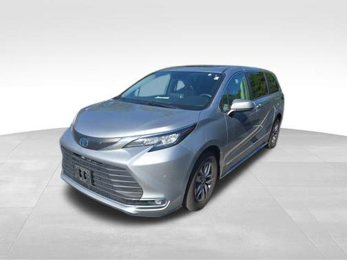 Celestial Silver Metallic 2021 Toyota Sienna XLE 8 Passenger