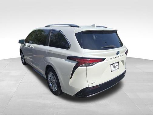 Blizzard Pearl 2021 Toyota Sienna Platinum 7 Passenger