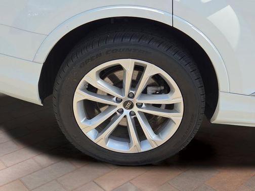 Carrara White 2025 Audi Q7 55 Premium Plus
