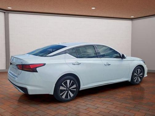 White 2021 Nissan Altima 2.5 SL