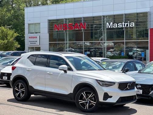 2025 Volvo XC40 B5 Core Bright Theme