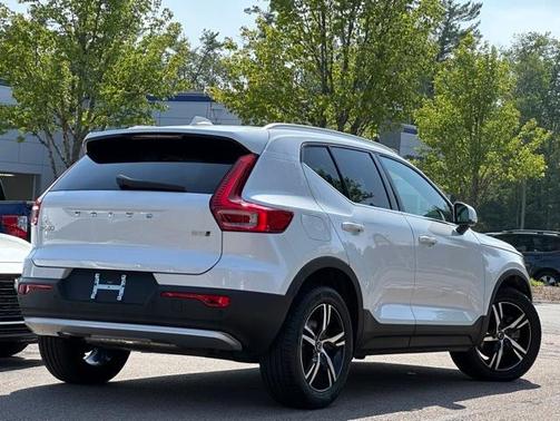 2025 Volvo XC40 B5 Core Bright Theme