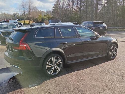 2025 Volvo V60 Cross Country B5 Plus