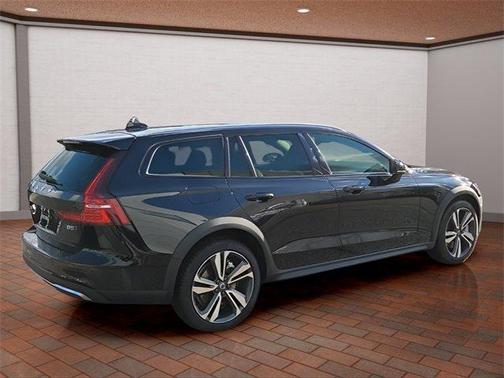 2025 Volvo V60 Cross Country B5 Plus