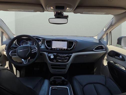 Silver Mist Clearcoat 2024 Chrysler Pacifica Touring-L