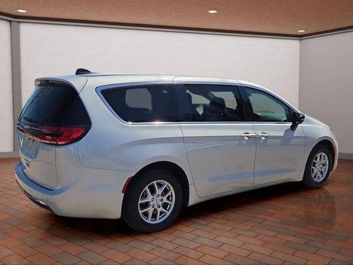 Silver Mist Clearcoat 2024 Chrysler Pacifica Touring-L