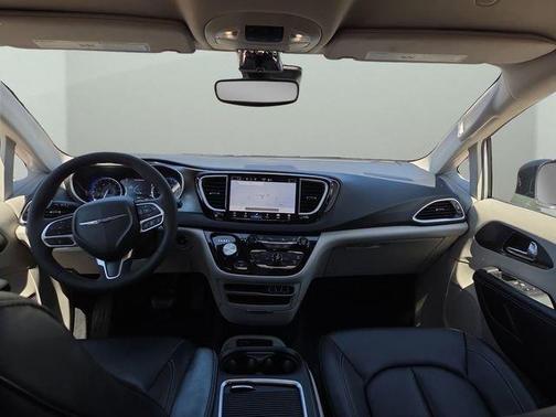 Silver Mist Clearcoat 2024 Chrysler Pacifica Touring-L