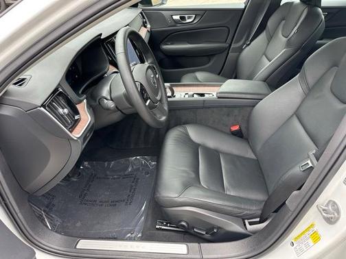 2024 Volvo S60 B5 Plus Dark Theme