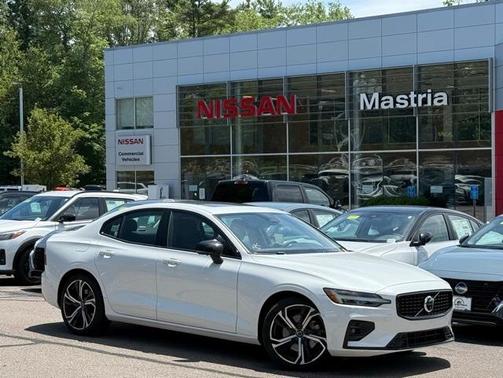 2024 Volvo S60 B5 Plus Dark Theme
