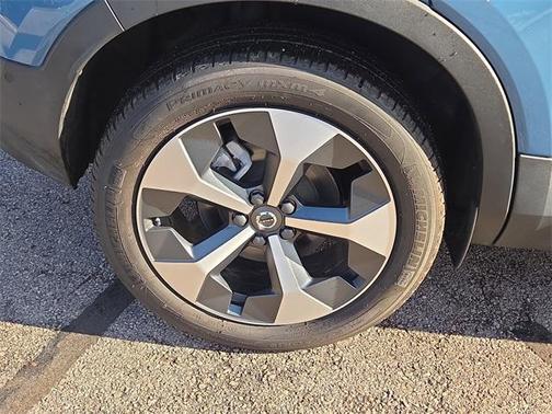 2024 Volvo XC40 B5 Plus Bright Theme