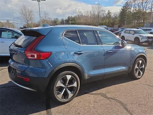 2024 Volvo XC40 B5 Plus Bright Theme