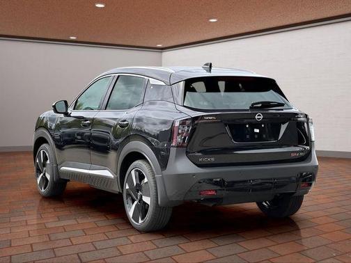 Super Black 2025 Nissan Kicks SR