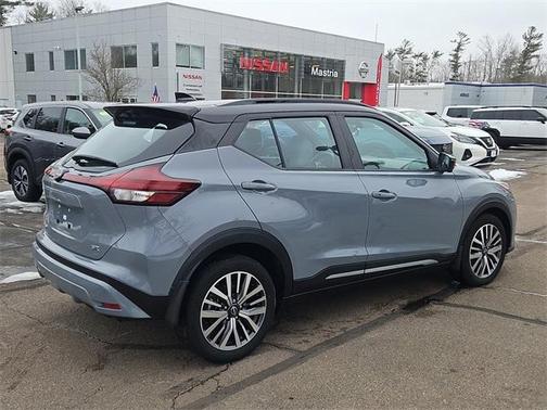 2023 Nissan Kicks SR