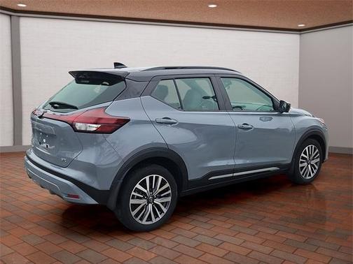 2023 Nissan Kicks SR