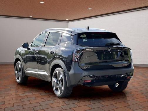 Super Black 2025 Nissan Kicks SR