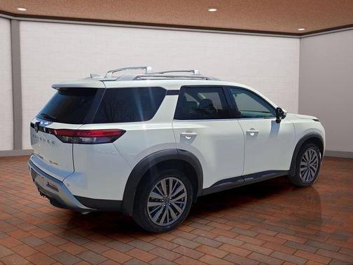 White 2023 Nissan Pathfinder SL