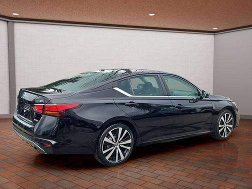 Black 2020 Nissan Altima 2.0 SR