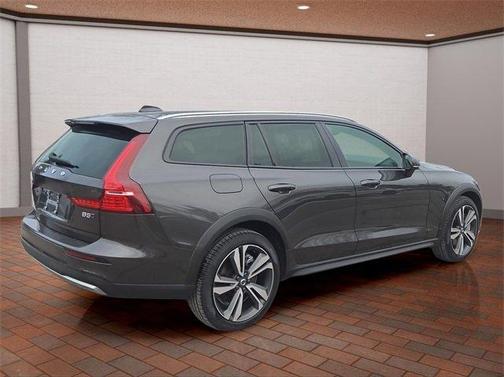 2025 Volvo V60 Cross Country B5 Plus