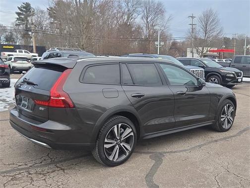 2025 Volvo V60 Cross Country B5 Plus