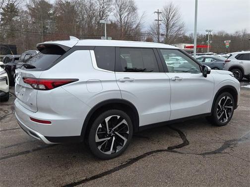2024 Mitsubishi Outlander SE