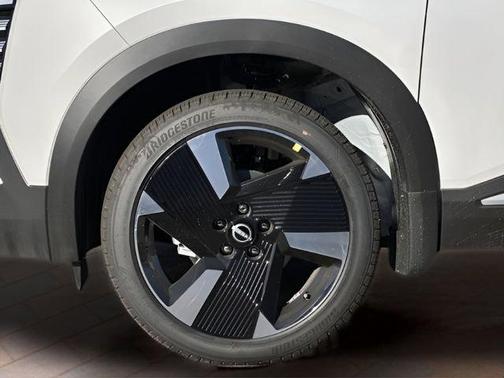 2t Wht Blk Roof 2025 Nissan Kicks SR