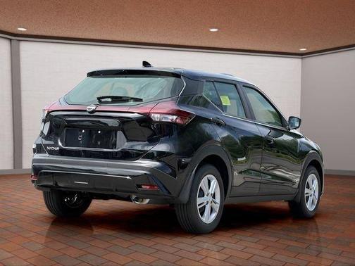 Super Black 2025 Nissan Kicks Play S