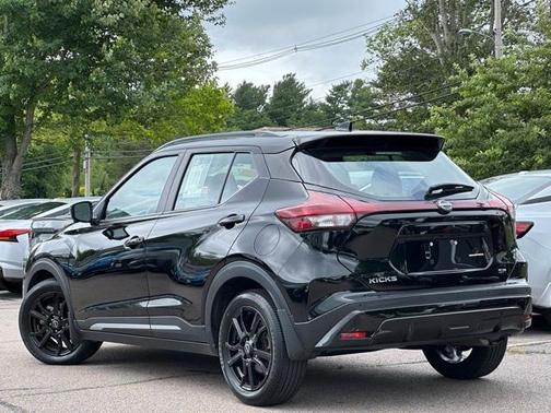 2022 Nissan Kicks SR
