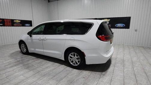 2023 Chrysler Pacifica Touring-L