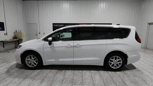 2023 Chrysler Pacifica Touring-L