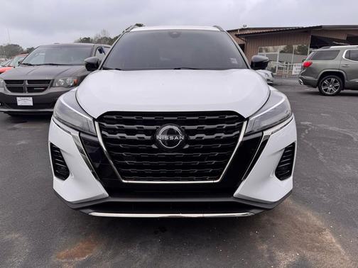 2023 Nissan Kicks SR