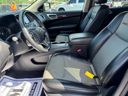 2020 Nissan Pathfinder SV