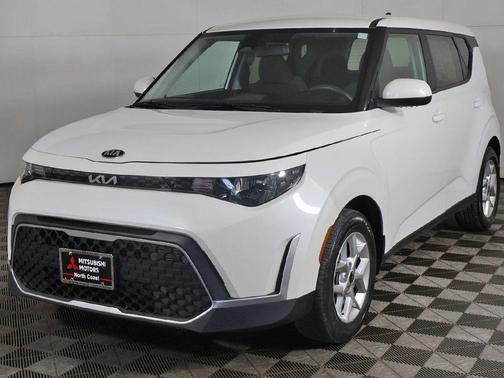 Snow White Pearl 2023 Kia Soul LX