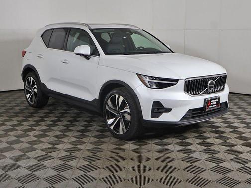 Crystal White Metallic 2023 Volvo XC40 B5 Plus Bright Theme