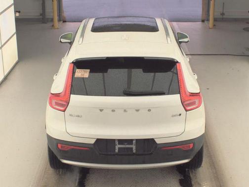 Crystal White Metallic 2023 Volvo XC40 B5 Plus Bright Theme