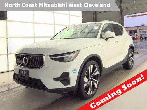 Crystal White Metallic 2023 Volvo XC40 B5 Plus Bright Theme