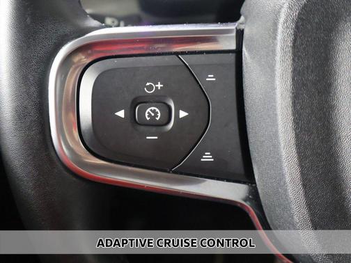 Crystal White Metallic 2023 Volvo XC40 B5 Plus Bright Theme