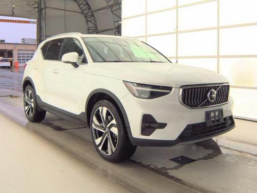 Crystal White Metallic 2023 Volvo XC40 B5 Plus Bright Theme