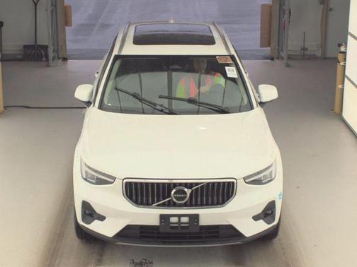 Crystal White Metallic 2023 Volvo XC40 B5 Plus Bright Theme