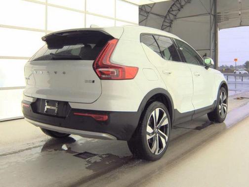Crystal White Metallic 2023 Volvo XC40 B5 Plus Bright Theme
