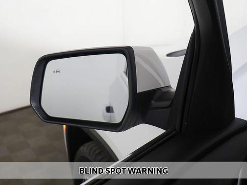 Summit White 2023 Chevrolet Traverse LT Cloth