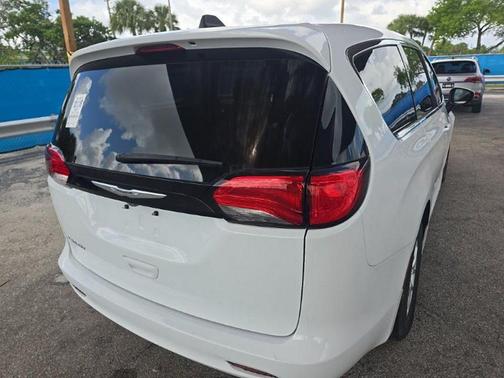 Bright White Clearcoat 2023 Chrysler Voyager LX