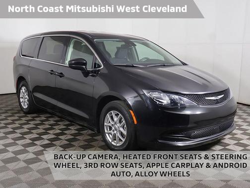 Brilliant Black Crystal Pearlcoat 2023 Chrysler Voyager LX