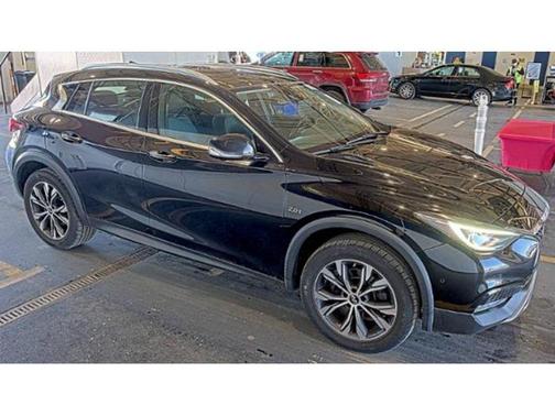 2017 INFINITI QX30 Luxury