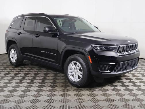 Diamond Black Crystal Pearlcoat 2023 Jeep Grand Cherokee Laredo