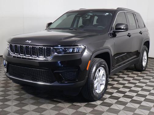 Diamond Black Crystal Pearlcoat 2023 Jeep Grand Cherokee Laredo