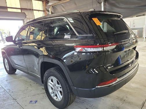 Diamond Black Crystal Pearlcoat 2023 Jeep Grand Cherokee Laredo