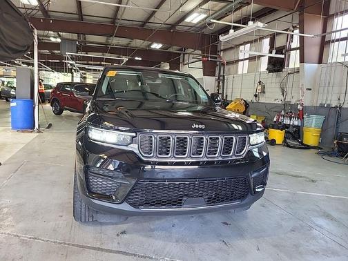 Diamond Black Crystal Pearlcoat 2023 Jeep Grand Cherokee Laredo