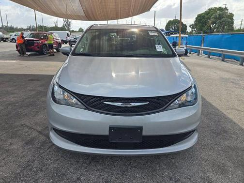 Silver Mist Clearcoat 2023 Chrysler Voyager LX