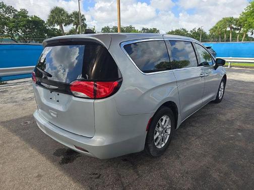 Silver Mist Clearcoat 2023 Chrysler Voyager LX
