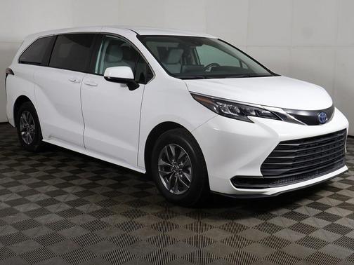 2024 Toyota Sienna LE